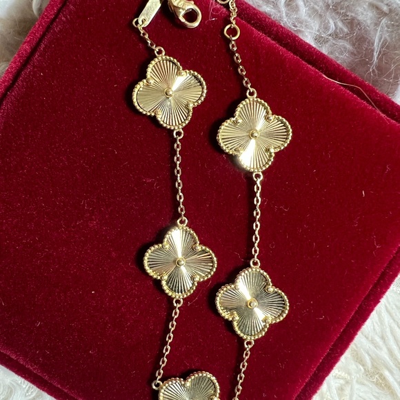 Elegant Gold Flower Bracelet - Picture 3 of 16